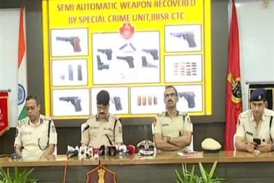 Khabar East:Commissionerate-Police-nabs-2-criminals-seizes-5-semi-automatic-pistols-in-Bhubaneswar