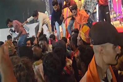 Khabar East:Commotion-at-Garba-night-scuffle-breaks-out-between-Bajrang-Dal-and-organizers