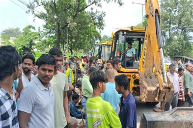 Khabar East:Commotion-during-anti-encroachment-drive-police-pelted-with-stones-lathi-charge