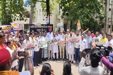 Khabar East:Congress-takes-to-the-streets-to-protest-against-the-hike-in-local-fees-in-government-schools