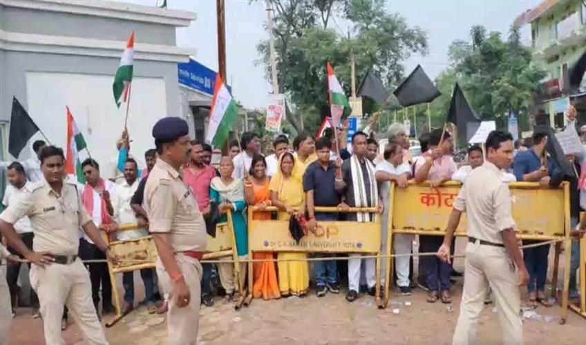 Khabar East:Congress-workers-showed-black-flags-to-Union-Minister-in-Chhattisgarh