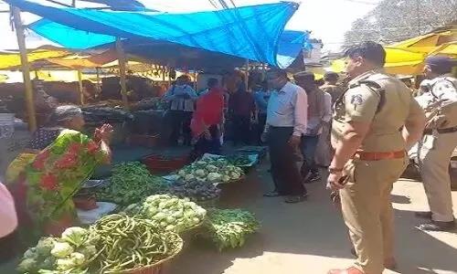 Khabar East:Corporation-staff-reached-Baijnathpara-and-Evergreen-Chowk-drove-out-those-who-set-up-vegetable-shops