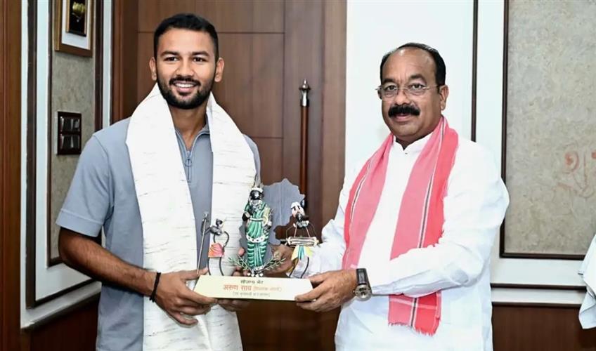 Khabar East:Cricketer-Ayush-Pandey-met-the-Deputy-CM-Sao-extended-congratulations