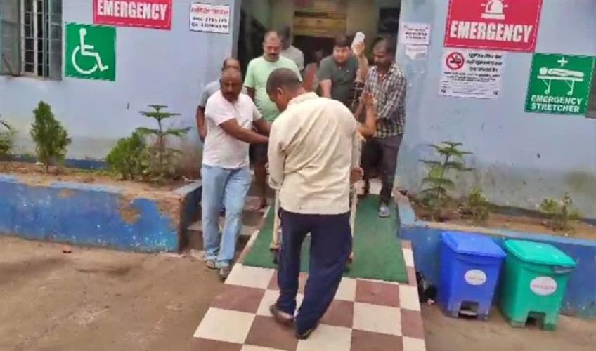 Khabar East:Criminals-shot-BJP-leader-in-broad-daylight-admitted-to-hospital