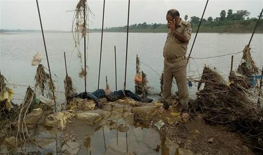 Khabar East:Debabrattas-body-found-7-days-after-he-jumped-into-Kathajodi-river