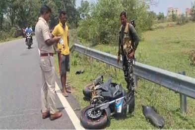 Khabar East:Direct-collision-between-bus-and-bike-two-youths-died