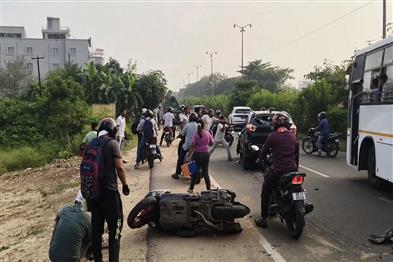 Khabar East:Drunk-Car-Driver-Rams-5-6-Bikes-Near-Kesura-Thrashed-By-Locals