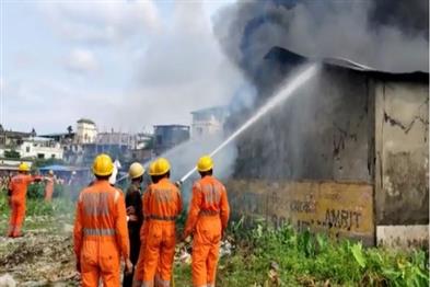 Khabar East:Due-to-the-fire-the-warehouse-was-burnt-to-ashes-was-found-under-control-after-two-hours-of-effort