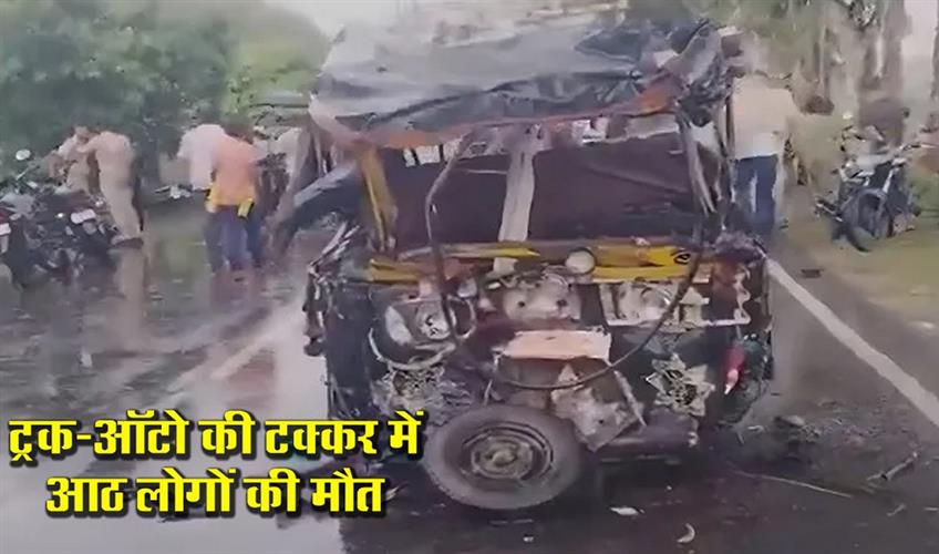 Khabar East:Eight-people-died-in-a-truck-auto-collision