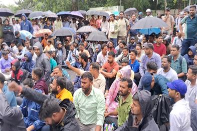 Khabar East:Employees-stage-a-protest-in-front-of-Project-Bhawan-over-the-cancellation-of-the-JSSC-CGL-exam
