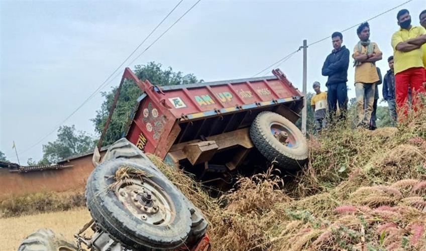 Khabar East:Farmer-Couple-Killed-As-Tractor-Overturns-In-Sundergarh