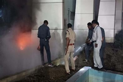 Khabar East:Fire-breaks-out-in-the-waiting-hall-of-Raipur-railway-station-creates-panic-among-passengers