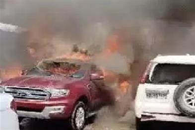 Khabar East:Fire-broke-out-in-Patna-car-service-center-car-burnt-to-ashes
