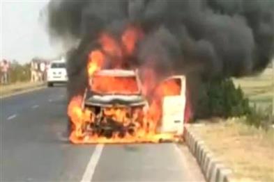 Khabar East:Fire-broke-out-in-a-moving-car-the-driver-saved-his-life-by-jumping