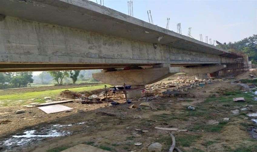 Khabar East:Firing-at-bridge-construction-site-in-Khunti-criminals-defeated-by-workers-solidarity