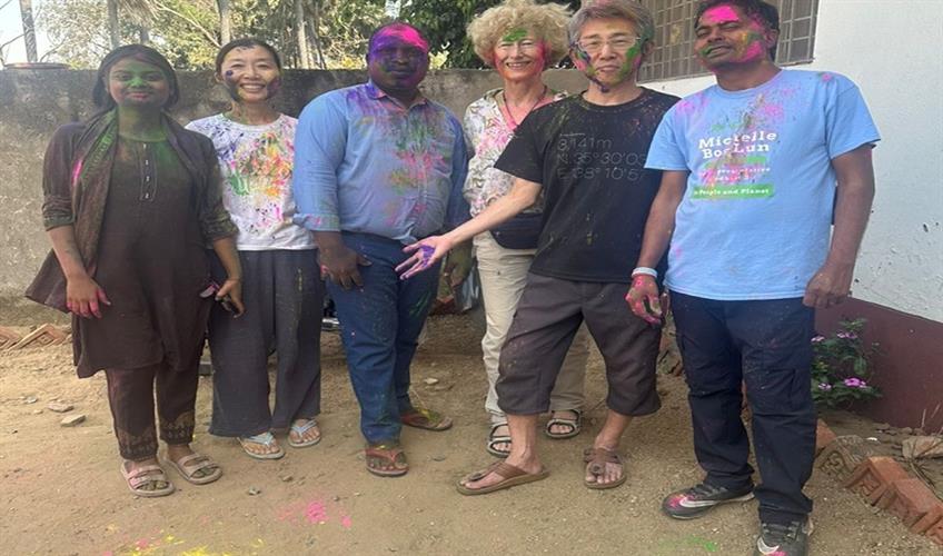 Khabar East:Foreign-tourists-immersed-in-the-colors-of-the-local-people-played-Holi-with-great-enthusiasm-in-Bodh-Gaya