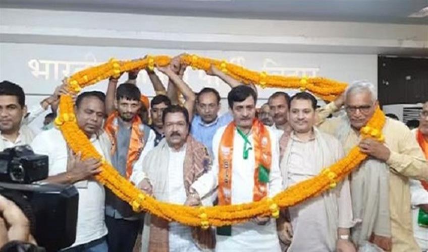 Khabar East:Former-Bahubali-MLA-Sunil-Pandey-joined-BJP-along-with-his-son