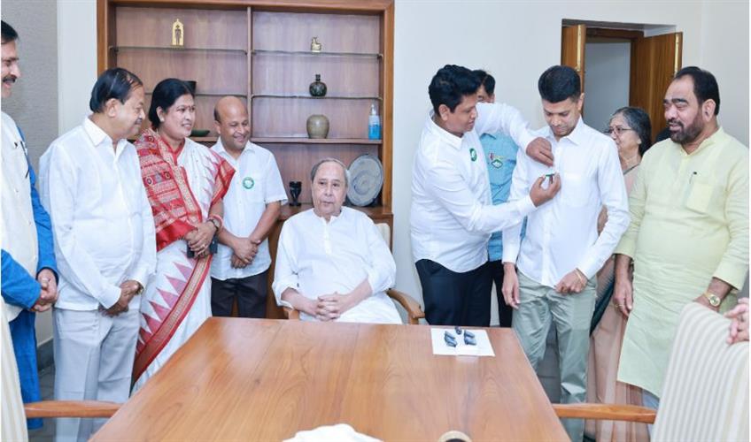 Khabar East:Former-IAS-officer-VK-Pandian-formally-joins-BJD