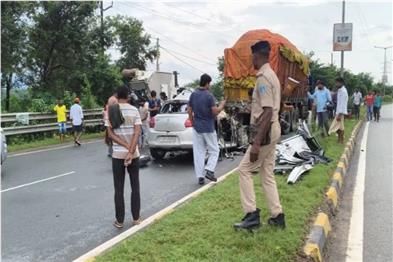 Khabar East:Four-including-ministers-daughter-killed-in-horrific-road-accident