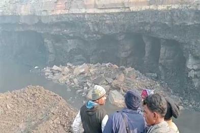 Khabar East:Four-smugglers-died-due-to-cave-in-during-illegal-mining-in-Dhanbad