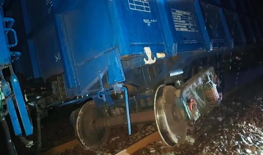 Khabar East:Four-wagons-of-goods-train-derail-in-Odishas-Sundargarh