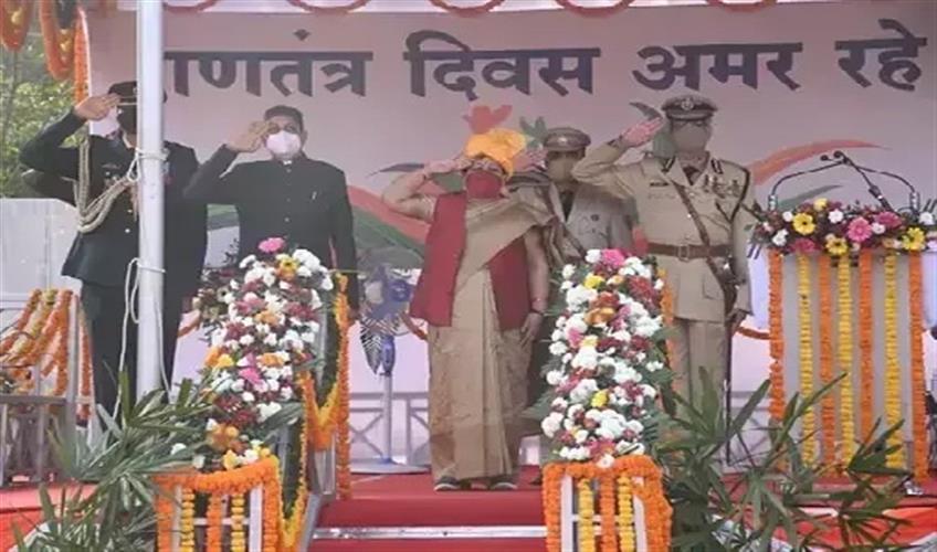 Khabar East:Governor-Anusuiya-Uikey-in-Raipur-CM-Bhupesh-Baghel-hoisted-the-flag-in-Jagdalpur