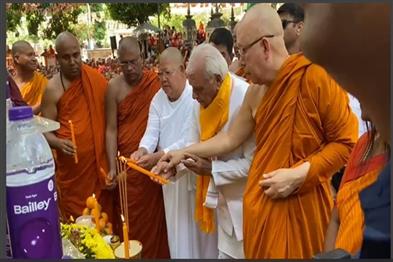 Khabar East:Governor-Arif-Mohammad-Khan-offered-prayers-at-Mahabodhi-Temple