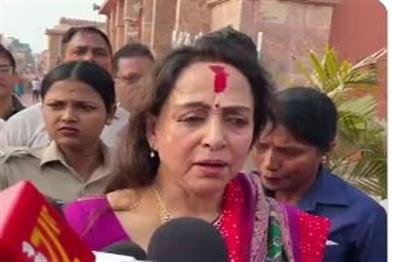 Khabar East:Hema-Malini-celebrates-Holi-at-Jagannath-Temple-in-Puri-joins-traditional-dances