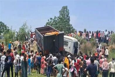 Khabar East:High-speed-Hiva-collided-with-e-rickshaw-three-people-died