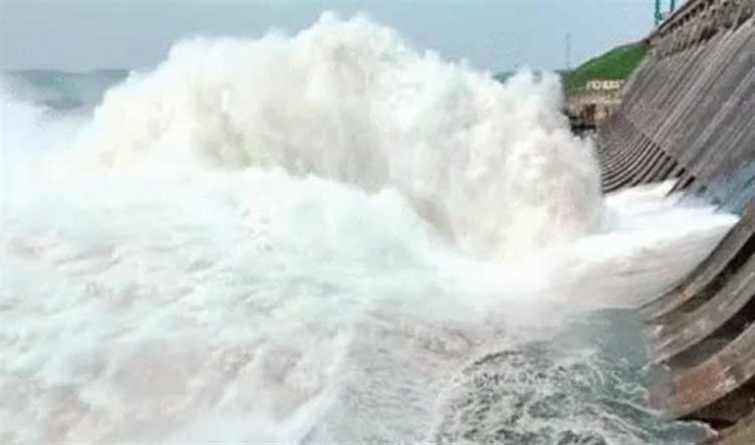Khabar East:Hirakud-Dam-Closes-6-Sluice-Gates-Keeps-2-Open-As-Water-Level-Declines