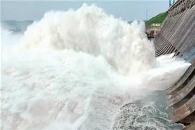 Khabar East:Hirakud-Dam-Closes-6-Sluice-Gates-Keeps-2-Open-As-Water-Level-Declines