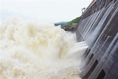 Khabar East:Hirakud-Dam-Opens-Four-Gates-Again-To-Release-Excess-Water-Amid-Heavy-Rain