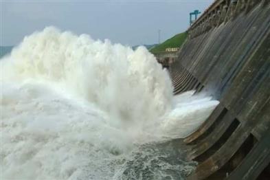 Khabar East:Hirakud-Dam-Opens-Three-More-Sluice-Gates-Total-10-Gates-Now-Operational