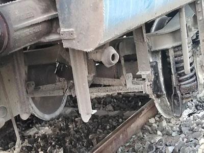 Khabar East:Howrah-Puri-Dhauli-Express-in-Bengal-derailed-a-bogie-all-passengers-safe