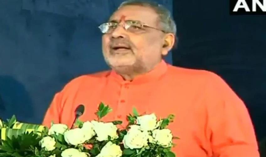 Khabar East:If-officers-do-not-listen-to-you-then-kill-them-with-cane-I-am-with-you-Giriraj-Singh