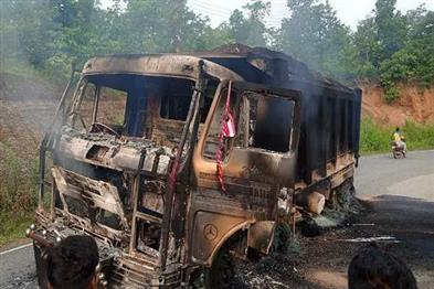 Khabar East:In-Ranchis-Budhmu-criminals-burnt-a-highway-laden-with-illegal-sand