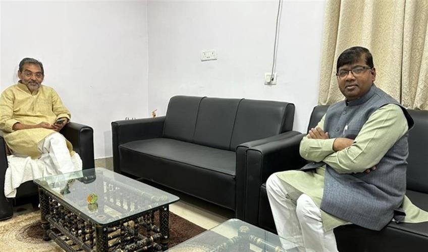 Khabar East:JDU-MLC-Rameshwar-Mahato-met-Upendra-Kushwaha-in-closed-room
