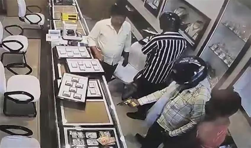 Khabar East:Jewellery-shop-robbed-with-hammer