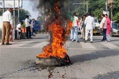 Khabar East:Jharkhand-Bandh-Supporters-take-to-the-streets-in-protest-against-the-lathi-charge