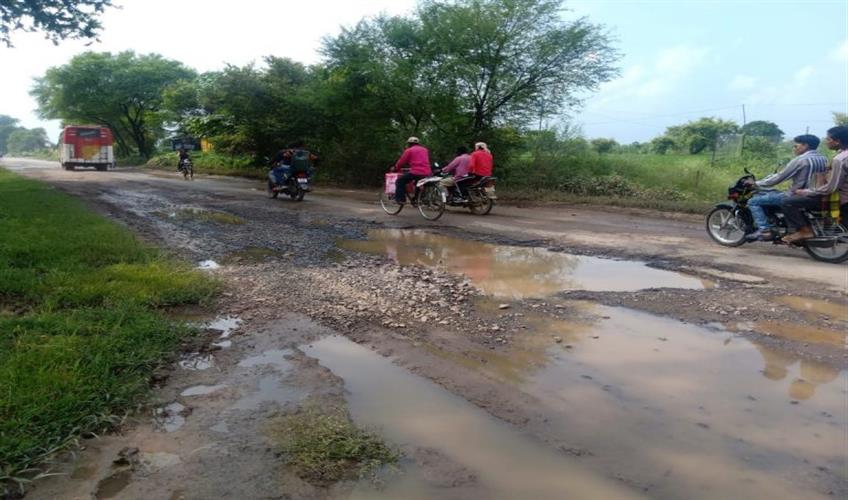 Khabar East:Kawardha-Mungeli-main-road-ravaged-passers-by-accident-victims