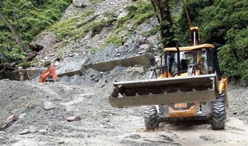 Khabar East:Landslide-again-near-Kalijhora-traffic-stalled