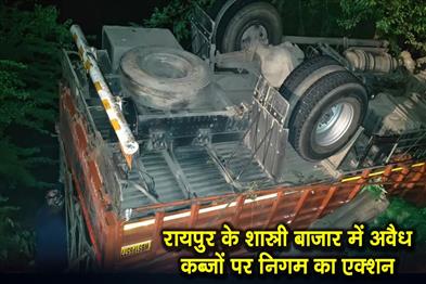 Khabar East:Lorry-overturned-after-hitting-railing-two-persons-seriously-injured