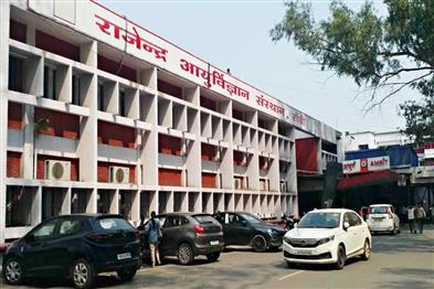 Khabar East:MBBS-student-commits-suicide-in-RIMS-hostel-police-engaged-in-investigation