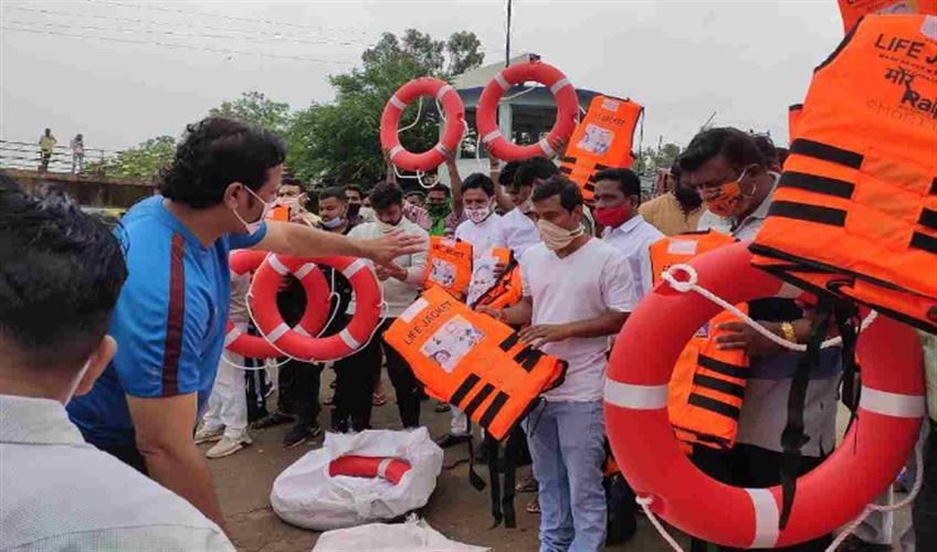 Khabar East:MLA-distributed-life-jackets-and-tubes-to-boaters-at-Mahadev-Ghat