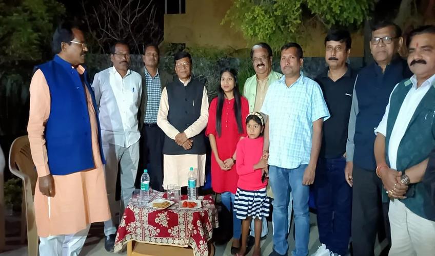 Khabar East:MP-Sudarshan-Bhagat-met-students-returned-from-Ukraine