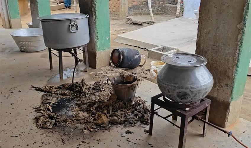 Khabar East:Major-fire-breaks-out-in-a-gas-cylinder-headmaster-sustains-burns-children-narrowly-escape