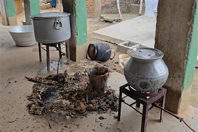 Khabar East:Major-fire-breaks-out-in-a-gas-cylinder-headmaster-sustains-burns-children-narrowly-escape