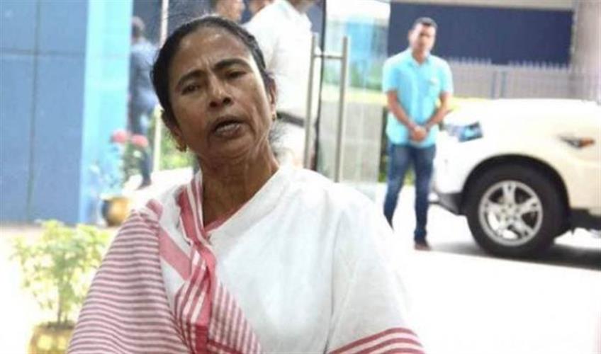 Khabar East:Mamta-Banerjee-reached-the-hospital-to-meet-the-policeman-who-was-injured-in-the-BJP-agitation