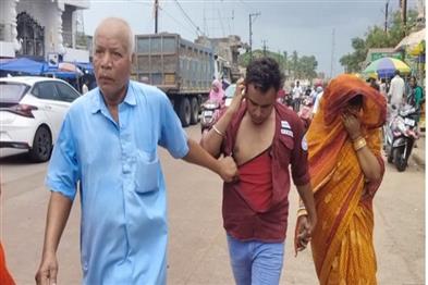 Khabar East:Man-Drags-Son-To-Police-Station-After-Catching-Him-Getting-Married-For-Second-Time