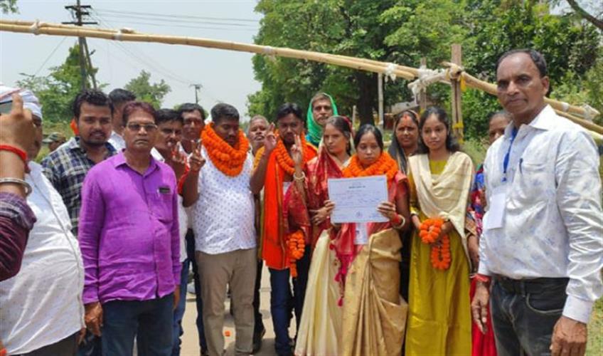 Khabar East:Manju-Devi-wife-of-the-late-brother-of-Education-Minister-became-the-head-won-the-election-from-Tarmi-Panchayat